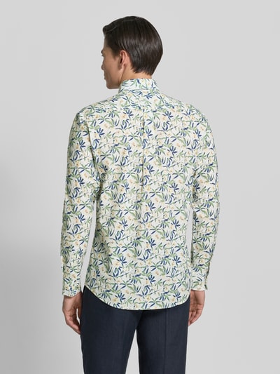 Männermodel trägt Slim Fit Freizeithemd mit Button-Down-Kragen Modell 'Slub' von Fynch-Hatton, floraler Allover-Print, Ganzkörperansicht Rückansicht, Reine Baumwolle, Langärmelig, durchgehende Knopfleiste, Brusttasche, Rückenlänge 74 cm, Schulterbreite 44 cm, Ärmellänge 66 cm, Größe M.