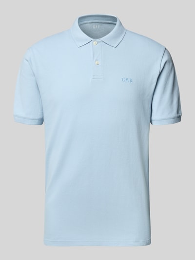 Produktfoto, Slim Fit Poloshirt mit Label-Stitching von GAP in Hellblau, Baumwoll-Elasthan-Mix, Knopfleiste, kurze Ärmel, glatte Textur.