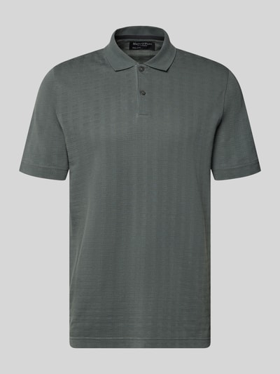 Produktfoto, Regular Fit Poloshirt aus reiner Baumwolle von Marc O'Polo in Optik: Unifarben mit Gitterkaro Struktur, Label-Stitching-Applikation, Polokragen, V-Ausschnitt, 2-Knopf-Verschluss, Kurzarm, Ärmelabschluss gerippt, Rumpfabschluss mit Seitenschlitzen, Materialverarbeitung Jacquard.