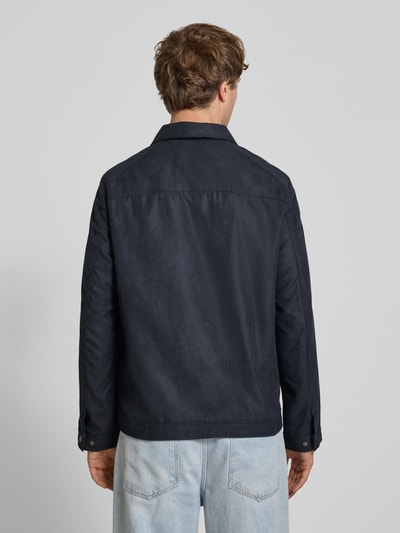 Männermodel trägt Regular Fit Jacke mit Umlegekragen Modell 'Dylan' von JACK & JONES in Leder-Optik, Rückenansicht, Ganzkörperansicht Rückansicht