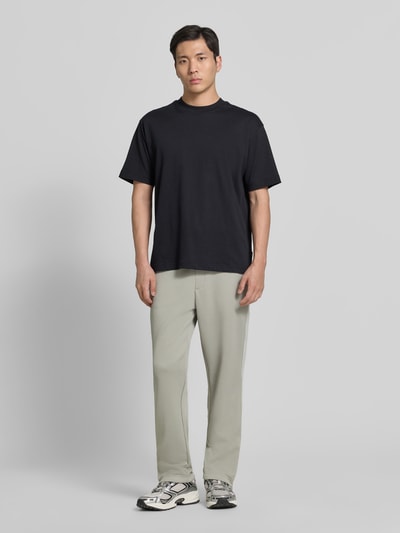 Männermodel trägt Regular Fit Jogpants mit Baumwoll-Anteil Modell 'DOLOS' von HUGO, Optik: Unifarben, Materialverarbeitung: Sweat, Ganzkörperansicht von vorne.