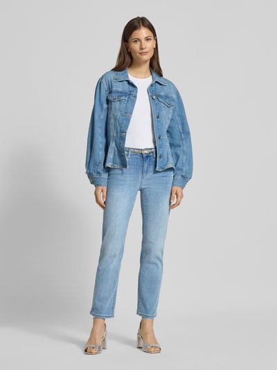 Frauenmodel trägt Jeans mit 5-Pocket-Design von Liu Jo White in hellem Blau, Baumwoll-Mix, Slim Fit, Ganzkörperansicht von vorne.
