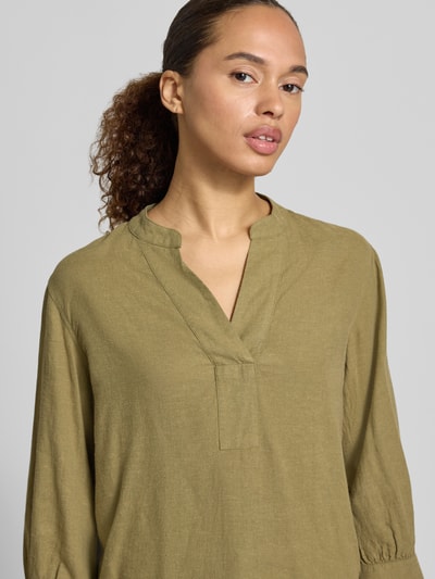 Frauenmodel trägt Blusenshirt aus Leinen-Viskose-Mix von Fynch-Hatton in Olivgrün mit Tunikakragen, geradem Schnitt, Nahaufnahme Oberkörper.