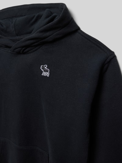 Produktfoto, Hoodie mit Label-Stitching und Känguru-Tasche von Abercrombie&Fitch im Regular Fit aus Baumwoll-Mix, schwarz, Nahaufnahme Oberkörper