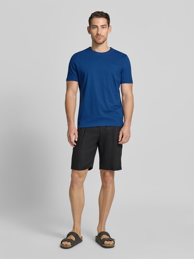 Männermodel trägt Regular Fit T-Shirt aus reiner Baumwolle von s.Oliver RED LABEL in Optik: Unifarben, Passform: Regular-Fit, Label-Schriftzug, Rundhals-Ausschnitt, Ärmelform: Kurzarm, Materialverarbeitung: Jersey, Material: Reine Baumwolle, Ganzkörperansicht von vorne.