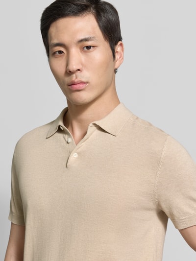 Männermodel trägt Regular Fit Poloshirt aus reiner Baumwolle Modell 'BERG' von SELECTED HOMME, unifarben, Feinripp, Nahaufnahme Oberkörper.
