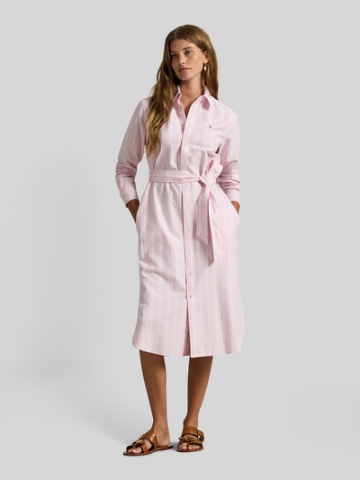 Frauenmodel trägt Regular Fit Oxford-Hemdblusenkleid mit Gürtel von Polo Ralph Lauren, gestreift, Midi-Länge, Allover-Muster, Ganzkörperansicht von vorne.