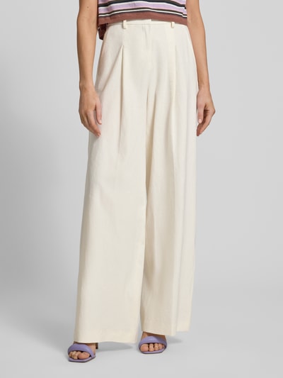 Frauenmodel trägt Hose mit französischen Eingrifftaschen Modell 'CHRISSY' von SEDUCTIVE aus Leinen-Mix mit Viskose-Anteil, Wide-Leg-Fit, hellbeige Farbe, Haken- und Reißverschluss, Bundweite bei Größe 36: 41 cm, Innenbeinlänge bei Größe 36: 84 cm, Ganzkörperansicht von vorne.