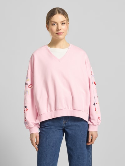 Vrouwenmodel draagt Oversized Fit Sweatshirt met V-hals van Smith and Soul, dames sweatshirt in lichtroze, mix van katoen en modal, elastische boorden. Vooraanzicht van het volledige lichaam.