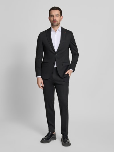 Mężczyzna model nosi Extra Slim Fit Anzug in unifarbenem Design von Roy Robson, mieszanka wiskozy z dodatkiem streczu, marynarka na 2 guziki, kołnierz z połami, kieszenie z patką, spodnie z kantami, wpuszczane kieszenie, szerokość w rozmiarze 50: 43 cm, długość tyłu: 73 cm, szerokość ramion: 42 cm, długość rękawów: 65 cm, długość wewnętrzna nogawki: 80 cm, jednokolorowy, widok całej sylwetki z przodu