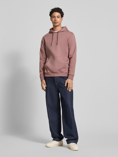Męski model nosi Regular Fit Hoodie aus Baumwoll-Mix Modell 'CERES' od Only & Sons, kolor jednolity, dłuższe rękawy, dresowa tekstura, z kapturem, widok całej sylwetki z przodu.