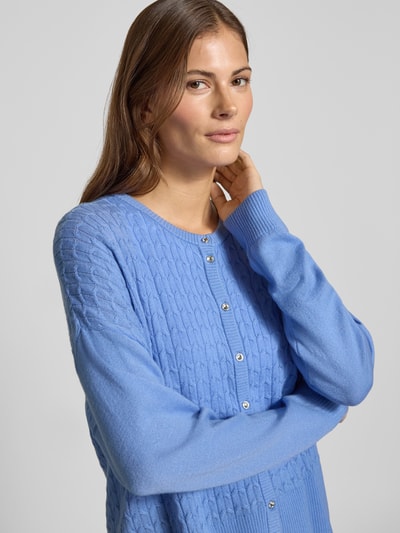 Frauenmodel trägt Strickjacke mit Knopfleiste von Liu Jo White in Hellblau, Rundhalsausschnitt, lockerer Schnitt, Nahaufnahme Oberkörper.