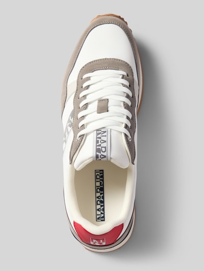 Produktfoto, Sneaker mit Label-Details Modell 'COSMOS' von Napapijri mit abgerundeter Spitze, weiß-graue Farbkombination, rote Ferse, Gummisohle, Schnürung, Obermaterial mit glatter und samtiger Textur, Kontext: Herren Sneaker, Absatzhöhe 3 cm, Schafthöhe 9 cm, Schaftweite 7 cm