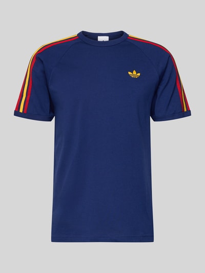 Produktfoto, T-Shirt mit Label-Stitching von adidas Originals, bawełna, krój regular fit, ściągacze, dekolt okrągły, niebieski, detal haftowany