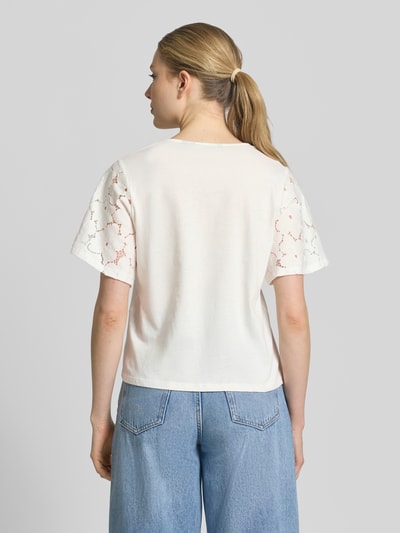 Frauenmodel trägt Regular Fit Blusenshirt aus reiner Baumwolle Modell 'VILLA' von Vero Moda, Optik: Unifarben, Spitzenbesatz, Rückansicht.