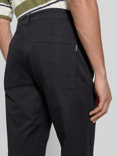 Männermodel trägt Chino mit Eingrifftaschen Modell 'MADDOX' von Blend, Baumwoll-Elasthan-Mix, Regular Fit, Detailaufnahme Rückansicht.