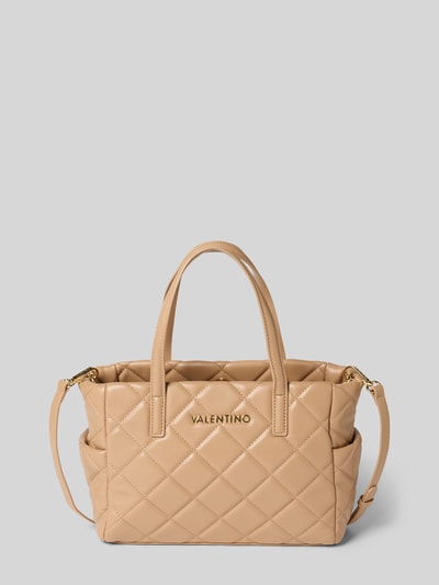 Produktfoto, Shopper mit Label-Detail Modell 'OCARINA' von VALENTINO BAGS in Beige, gesteppte Oberfläche, goldfarbenes Logo, abnehmbarer Schulterriemen, Hauptfach mit Reißverschluss, Tragehenkel, rechteckige Form, strukturierte Textur, Innenfach mit Reißverschluss.
