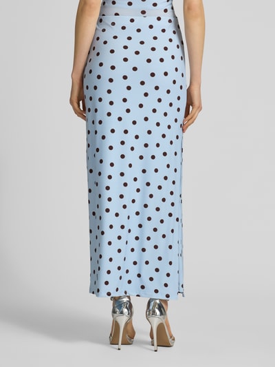 Frauenmodel trägt Maxirock im Allover-Look Modell 'Bowie' von Forever New, hellblau mit dunklen Punkten, Material-Mix mit Stretch-Anteil, Figurbetont, Bundweite 37 cm, Gesamtlänge 98 cm, Ganzkörperansicht Rückansicht.