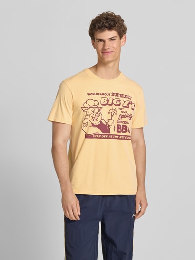 Superdry Loose Fit T-Shirt mit Label-Print Modell 'Roadside Trade' GELB 4