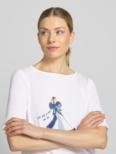 Vrouwenmodel draagt T-Shirt mit U-Boot-Ausschnitt van MORE, wit met blauw dessin, Mix van katoen en elastaan, getailleerd model, Halflange mouwen, ruglengte bij maat 36: 55 cm, Nahaufnahme Oberkörper