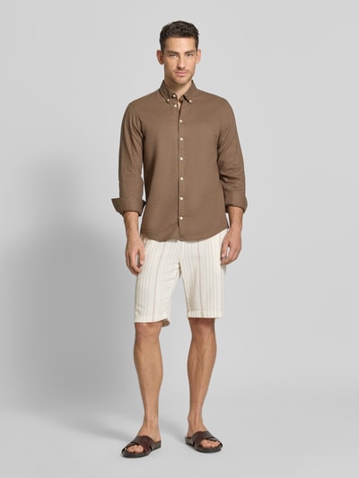 Männermodel trägt Bermudas mit elastischem Bund und Eingrifftaschen von MCNEAL aus Baumwoll-Mix mit Streifenmuster, Regular-Fit, Ganzkörperansicht von vorne.