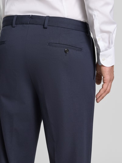 Männermodel trägt Regular Fit Anzughose mit Bügelfalten Modell 'Rennet' von JOOP!, dunkelblau, feine Textur, Detailaufnahme Rückansicht, Material-Mix mit Viskose-Anteil, Gesäßtaschen.