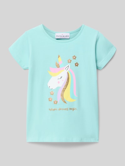 Mädchen trägt Kinder T-Shirt mit Motiv, Rundhalsausschnitt, Baumwoll-Elasthan-Mix, Regular-Fit von DANAMADE, Ganzkörperansicht von vorne.