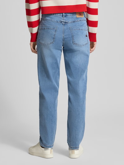 Frauenmodel trägt Jeans mit 5-Pocket-Design von Buena Vista in Hellblau, lockerer Schnitt, Baumwoll-Mix, Ganzkörperansicht Rückansicht.