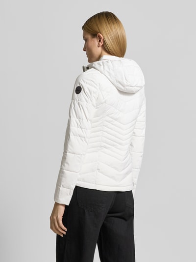 Frauenmodel trägt Slim Fit Jacke in Stepp-Optik von G.I.G.A. DX, weiß, mit abnehmbarer Kapuze und Logo-Detail, Ganzkörperansicht Rückansicht.