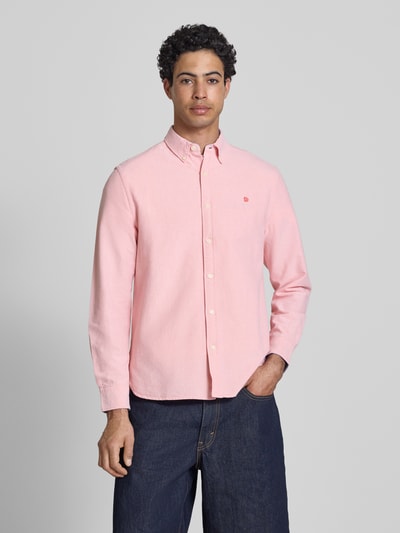 Męski model nosi Regular Fit Freizeithemd mit Logo-Stitching od Superdry, bawełna, krój regular fit, różowy, widok z przodu, zbliżenie na górną część ciała