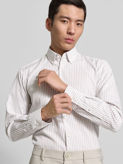 Männermodel trägt Regular Fit Business-Hemd mit Knopfleiste von Christian Berg Men, beige-weiß gestreift, reine Baumwolle, Nahaufnahme Oberkörper