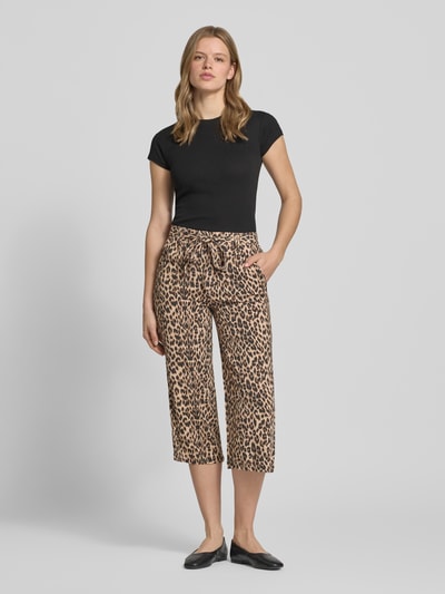 Frauenmodel trägt Regular Fit Culotte aus reiner Viskose Modell 'NOVA' von Only mit Optik: Allover-Muster, verkürzt, elastischer Bund, Ganzkörperansicht von vorne.