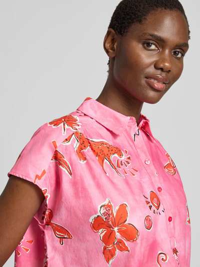 Frauenmodel trägt Regular Fit Bluse im Allover-Look von Milano Italy in Pink mit roten und orangen Blüten, Reine Baumwolle, Hemdblusenkragen, Knopfleiste, Nahaufnahme Oberkörper.
