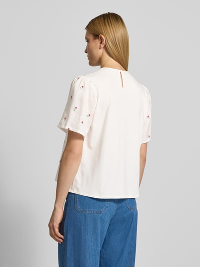 Vrouwenmodel draagt Loose Fit T-shirt uit puur linnen model 'BACINO' van Weekend Max Mara, all-over bloemenmotief, intarsia details, u-hals, korte mouw, gevlamd garen, materiaal: linnen, look: gebroken wit, structuur: glad, geheel achteraanzicht.