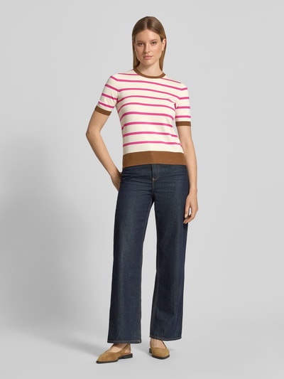 Frauenmodel trägt Strickshirt aus Viskose-Mix mit Rundhalsausschnitt von Jake*s Casual, Allover-Look, Regular-Fit, gestreift, Ganzkörperansicht von vorne.