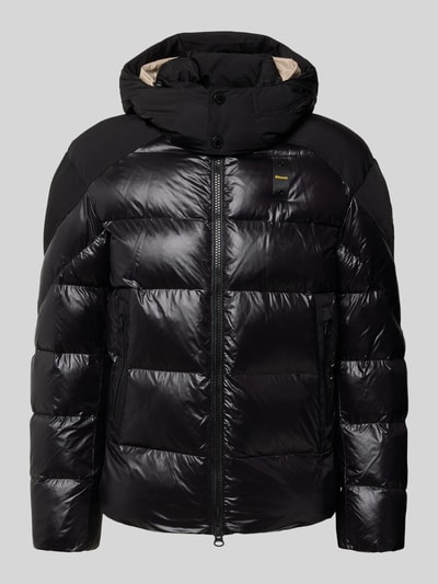 Produktfoto, schwarze Steppjacke mit Kapuze, Zweiwege-Reißverschluss, Label-Detail, Modell 'KIERNAN' von Blauer USA, glatte Oberfläche