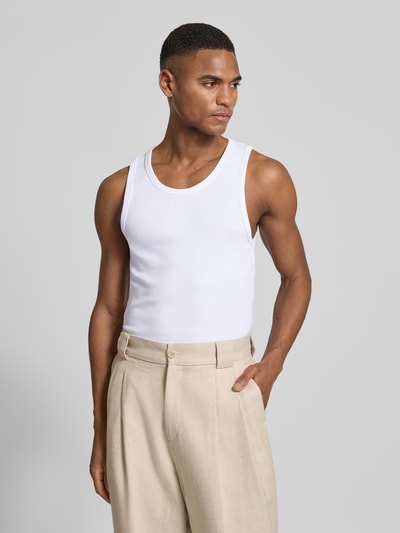Männermodel trägt Skinny Fit Tanktop in Ripp-Optik von JAKE*S STUDIO MEN in Weiß und Beige, Nahaufnahme Oberkörper.