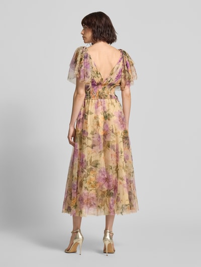 Frauenmodel trägt Cocktailkleid mit Smok-Details und V-Ausschnitt von LACE & BEADS, floraler Chiffon, A-Linie, Midikleid, Schmetterlingsärmel, Rückansicht, Ganzkörperansicht.