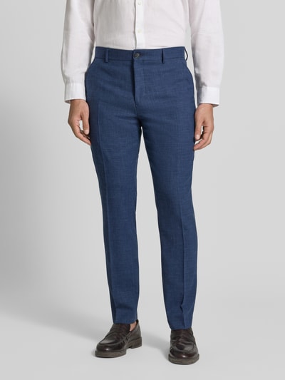 Männermodel trägt Slim Fit Anzughose mit Woll-Leinen-Anteil Modell 'OASIS' von Selected Homme in Blau, Herren Anzughose, Ganzkörperansicht von vorne.