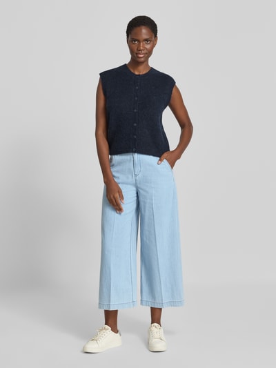 Vrouwenmodel draagt Regular fit culotte uit puur katoen van s.Oliver RED LABEL in lichtblauw met wijde pijpen, volledige lichaamsvoorzijde.