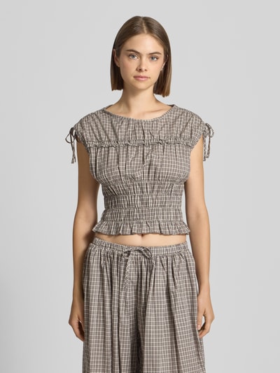 Frauenmodel trägt Slim Fit Bluse aus reiner Baumwolle Modell 'SHERBET' von DAISY STREET mit Smok-Detail, kariert, Nahaufnahme Oberkörper.