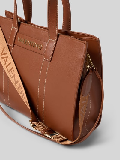 Produktfoto, Handtasche in Leder-Optik Modell 'Aury' von VALENTINO BAGS mit Logo-Detail, Hauptfach mit Reißverschluss, Schulterriemen, Farbe Braun, strukturierte Oberfläche, 35 cm Breite, 27 cm Länge, 13 cm Tiefe, 136 cm Schulterriemen, Reißverschlussfach auf der Innenseite.