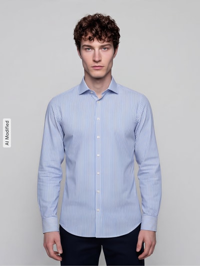 Männermodel trägt Slim Fit Business-Hemd mit Kentkragen von Jake*s, hellblau mit weißen Streifen, reine Baumwolle, Ganzkörperansicht von vorne.