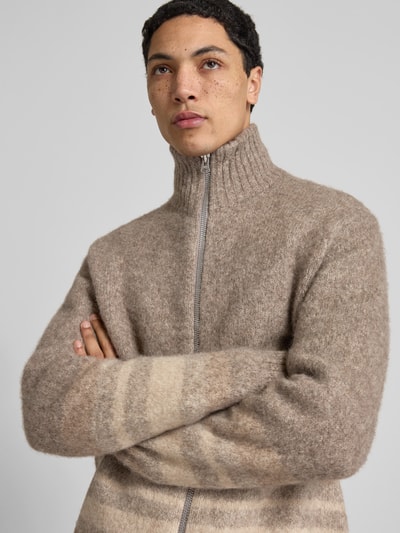 Männermodel trägt Strickjacke mit Reißverschluss von ANNARR aus Alpaka-Yak-Mix mit Woll-Anteil, Stehkragen, Gerippte-Abschlüsse, Nahaufnahme Oberkörper.