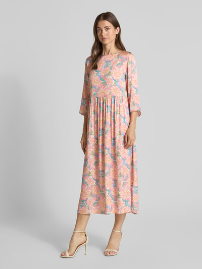 Vrouwenmodel draagt Midikleid aus Viskose mit Rundhalsausschnitt van Rich & Royal, straight fit, 3/4-mouw, kleurrijk patroon, geheellichaamsaanzicht voorkant.