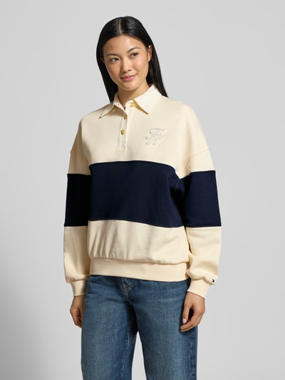 Vrouwenmodel draagt Relaxed Fit Sweatshirt uit katoenmix van Tommy Hilfiger met tweekleurige look, gestikt logo, polokraag, lange mouwen, geribde mouw- en rompzoom, sweatmateriaal, geheel van voren te zien.