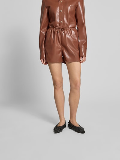 Nanushka Shorts in Leder-Optik Mittelbraun 4
