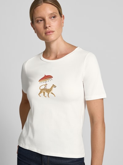 Frauenmodel trägt T-Shirt mit Motiv-Print und Rundhalsausschnitt von MORE & MORE, weiß, Regular Fit, Baumwoll-Elasthan-Mix, Nahaufnahme Oberkörper.