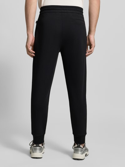 Mannelijk model draagt Regular fit Sweatpants uit katoenmix Model 'LOCSIN' van BOSS, look: effen, logo-applicatie, elastische boord, tunnelkoord, pijpboord, zij-steekzakken, sweat, Ganzkörperansicht Rückansicht
