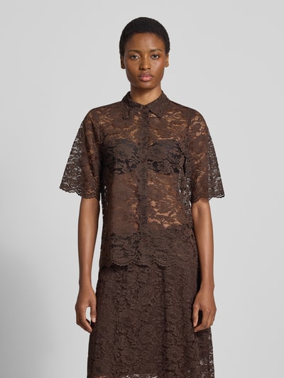 Modelka prezentuje bluzkę koszulową Relaxed Fit Hemdbluse aus Spitze Model 'Lacina' von FREE/QUENT, Mieszanka materiałów z mieszanką bawełny, półprzezroczysty materiał, koronka, rękaw o dł. 1/2, kołnierzyk koszulowy, długość tyłu w rozmiarze S: 63 cm, Długość rękawów w rozmiarze S: 30 cm, widok na cały przód.